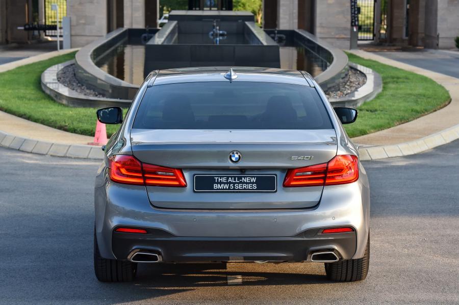  BMW 540i Sedan M Sport 2017 года  (ZA) (фото 18 из 40)